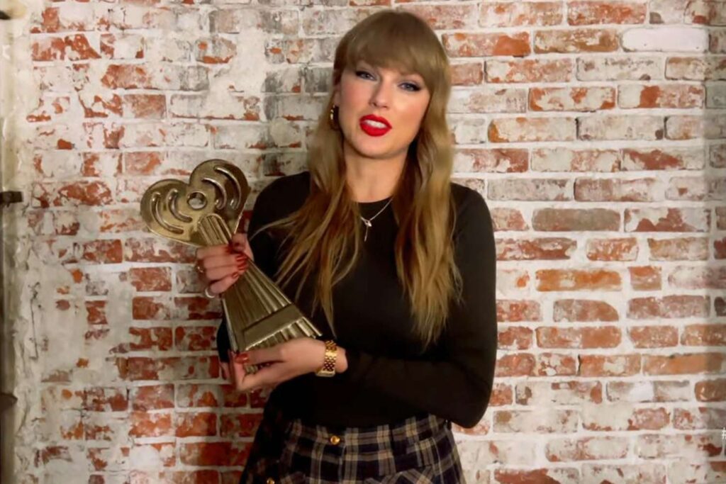 Swifties are going wild for this subtle detail in Taylor Swift's video message at iHeartRadio Music Awards | Serie A English